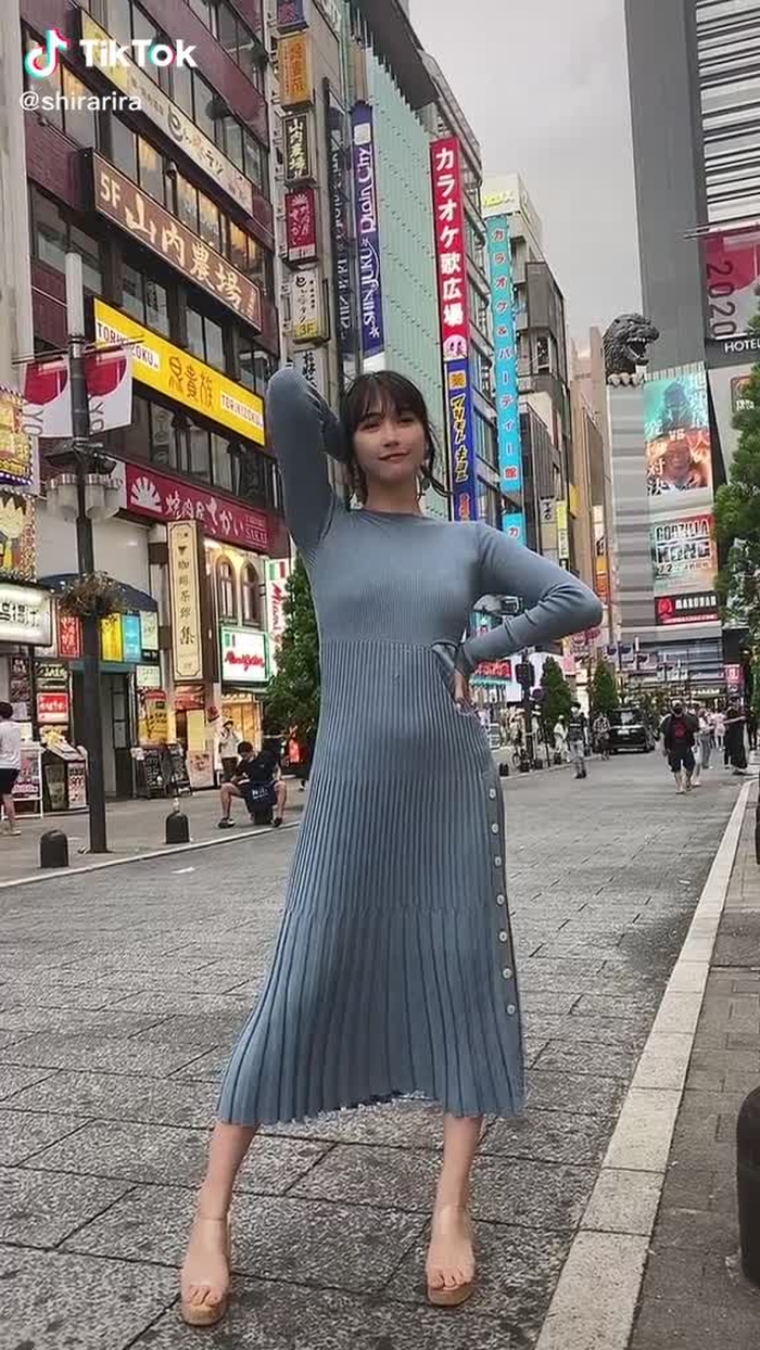 おしりフリフリ！❤️撮影者は誰でしょう？#腰ふりダンスのお姉さん #どこでしょう#おすすめにのりたい #おすすめに載りたい #目撃者