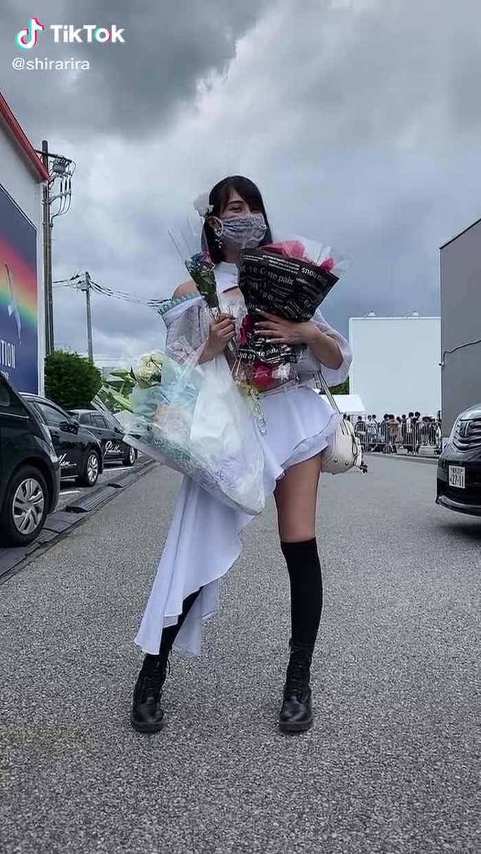 みんなからの祝福嬉しかったです！デビューライブ無事成功しました！みんな色々とありがとうございます💖これからもよろしくお願いします#腰ふりダンスのお姉さん #りらのおしりフリフリダンス
