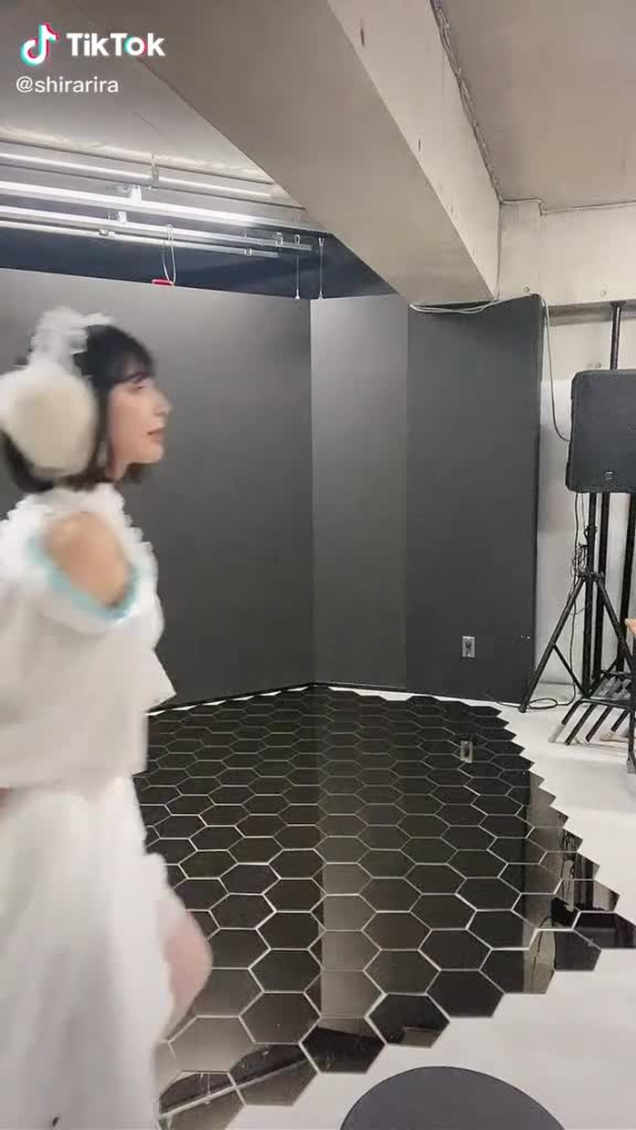 気づいて戻ってくるところ何回もみてださい#ぴょこぴょこ戻り#腰ふりダンスのお姉さん#週末アイドル#２０日は新木場で会えるよ