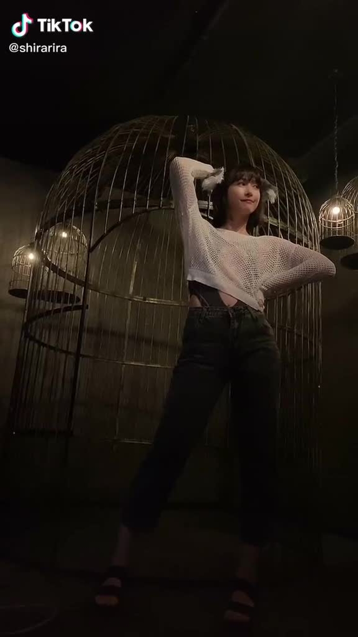 この中の服はどうなってるでしょう#正解はファンサイト#正解はプロフィールリンクから#腰ふりダンスのお姉さん #競泳