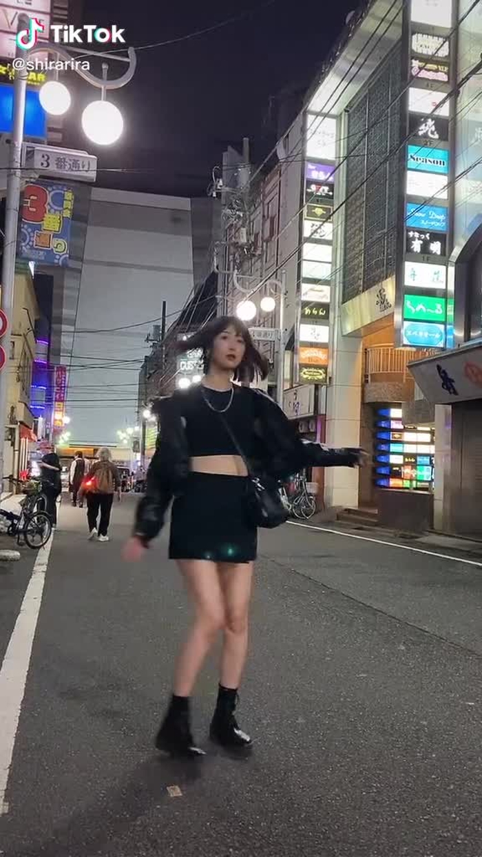 りらダンス#骨格ウェーブ#出逢ってるよね#おすすめに載りたい #腰ふりダンスのお姉さん #どこでしょう #おススメに載りたい