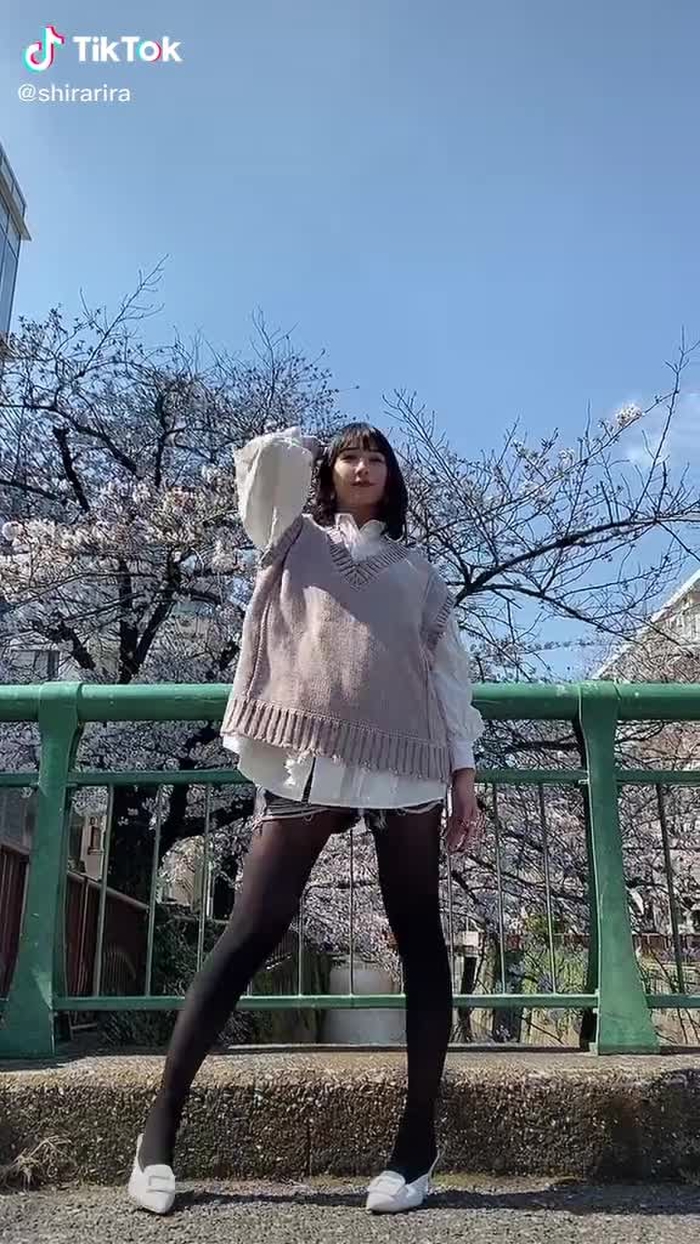 咲き始めー！どこでお尻フリフリしてるでしょうか#おすすめに載りたい #おすすめのりたい #おすすめ載りたい #どこでしょう #撮影の裏側