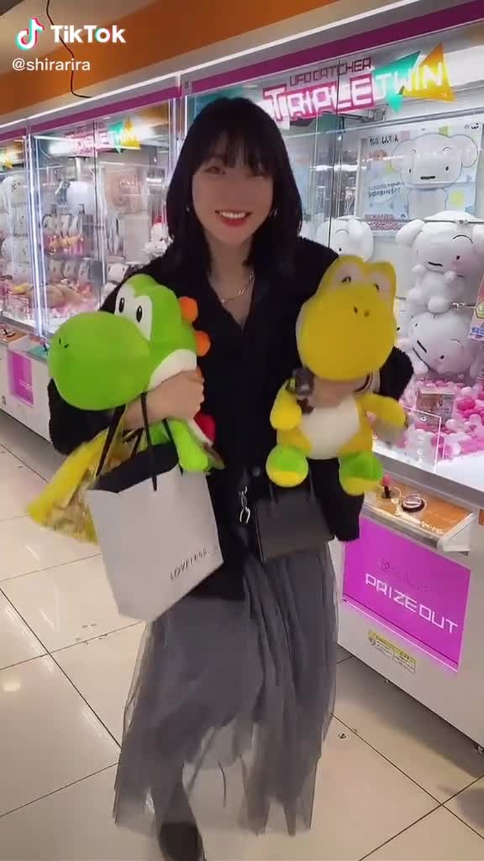 ufoキャッチャーで500円で取ってしまったのでゲーセンの店員さんに許可もらってダンスしました#腰フリダンスのお姉さん#運営さん大好き