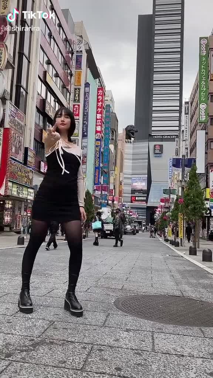 ヒモ落ちたけどフリフリ！！！#どこでしょう#大喜利#腰フリ#腰フリダンスのお姉さん #おすすめ載りたい#おすすめに載りたい