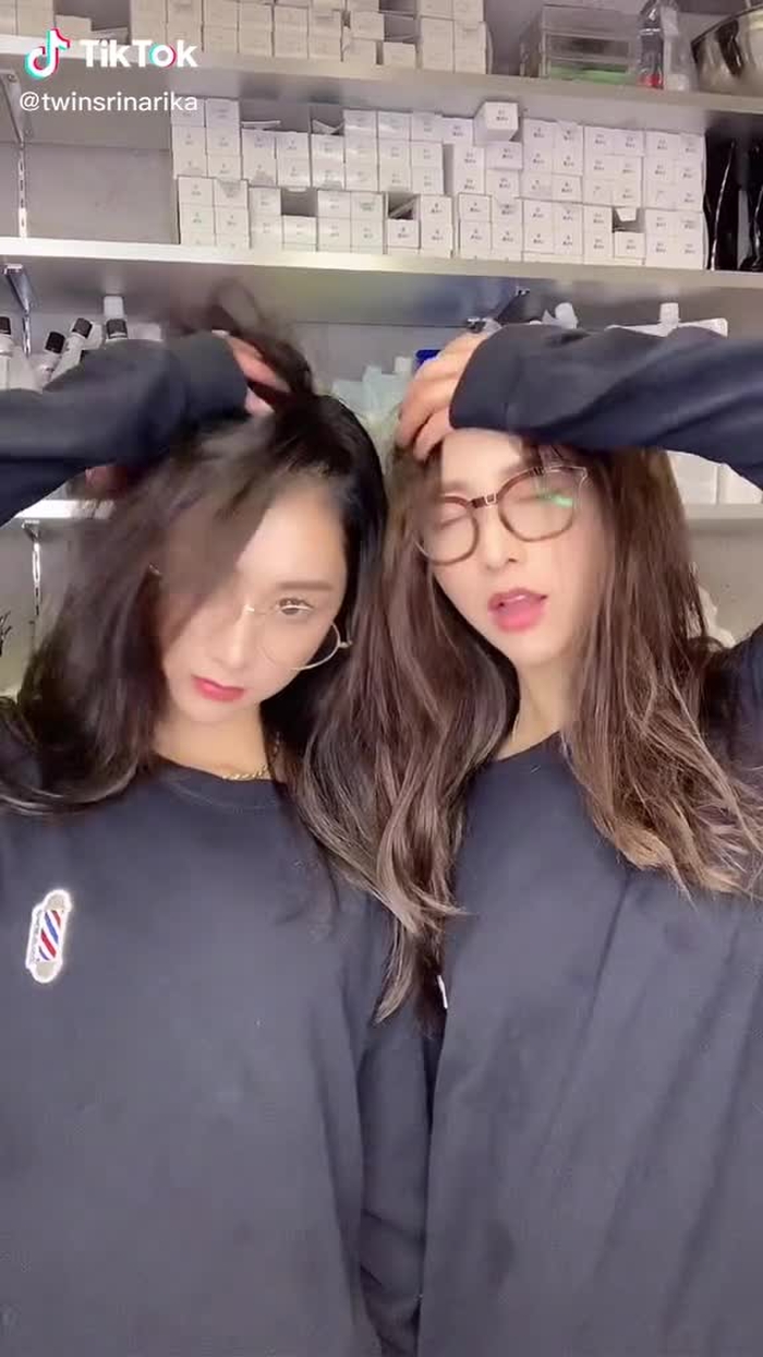 髪の毛変わるだけで印象劇的変化するよね🥺💓#双子 #twins #双胞胎 #쌍둥이 #ヘアカラー #ヘアチェンジチャレンジ