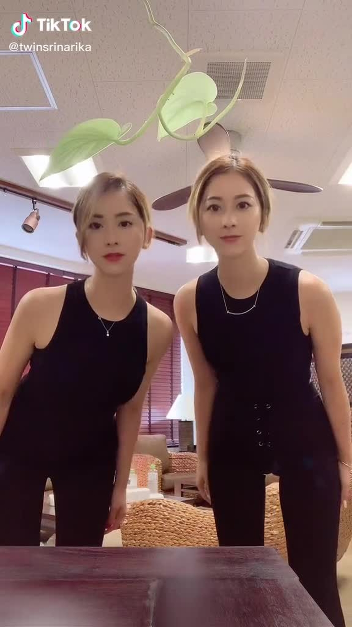 一発撮り！撮ってるとき人来ちゃった🤣#りなりか #双子 #双胞胎