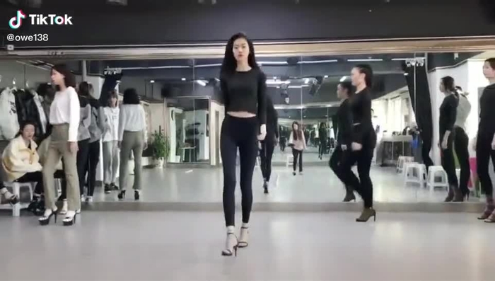 #beauty #model #dance #girl #fyp #tiktok #foryou 😘👙❤️❤️👠 21