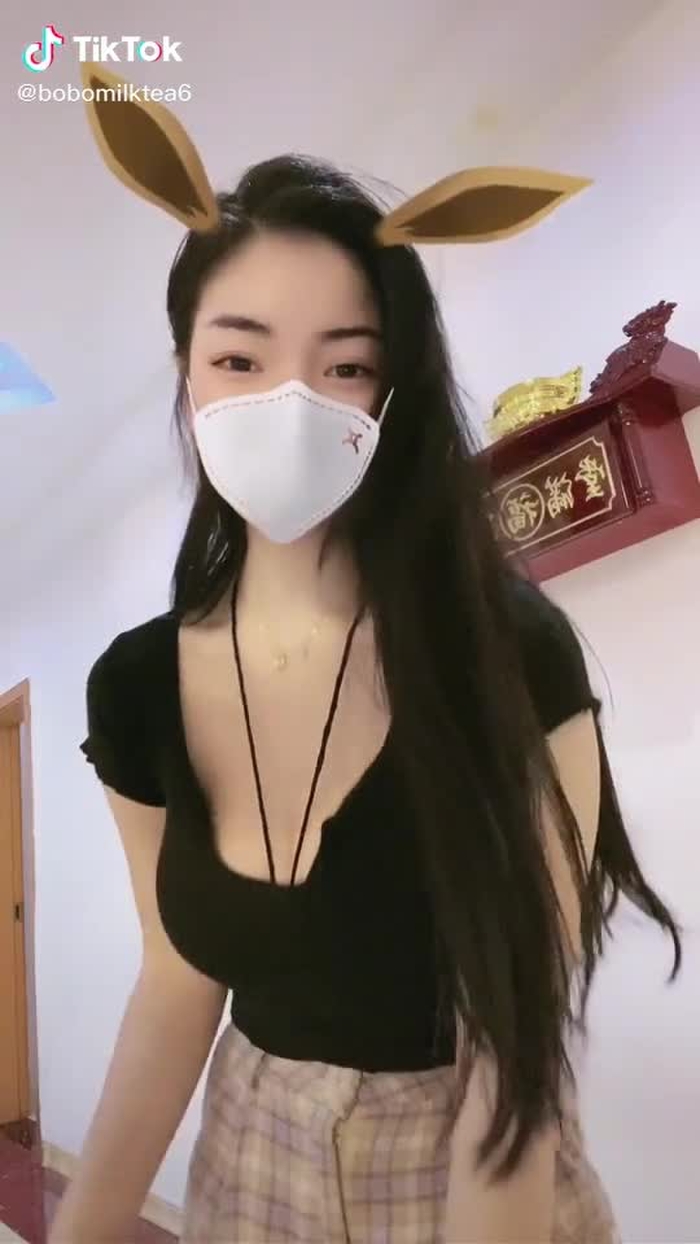 随便扭扭，有人看嘛？#好看的小姐姐 #跳舞女孩