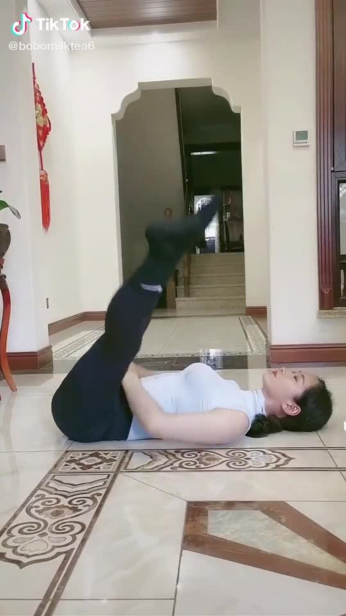 在家练练瑜伽🧘#瑜伽动作 #瑜伽姿勢 #瑜伽老师