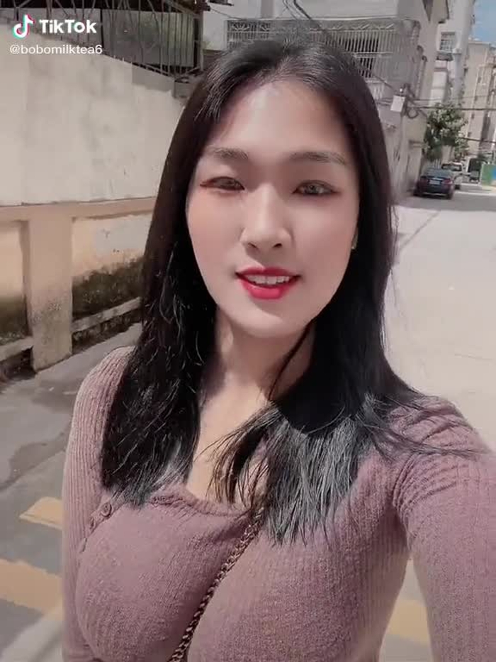 太阳好大，好晒啊！#气质女神 #好看的小姐姐