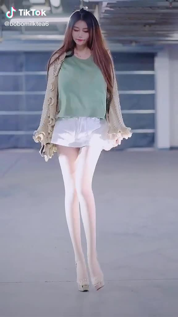 你就是春天里的青草，秋天里的飞鸟，爱情海汹涌的波涛🌊#气质女神 #好看的小姐姐 #这样的身材打几分