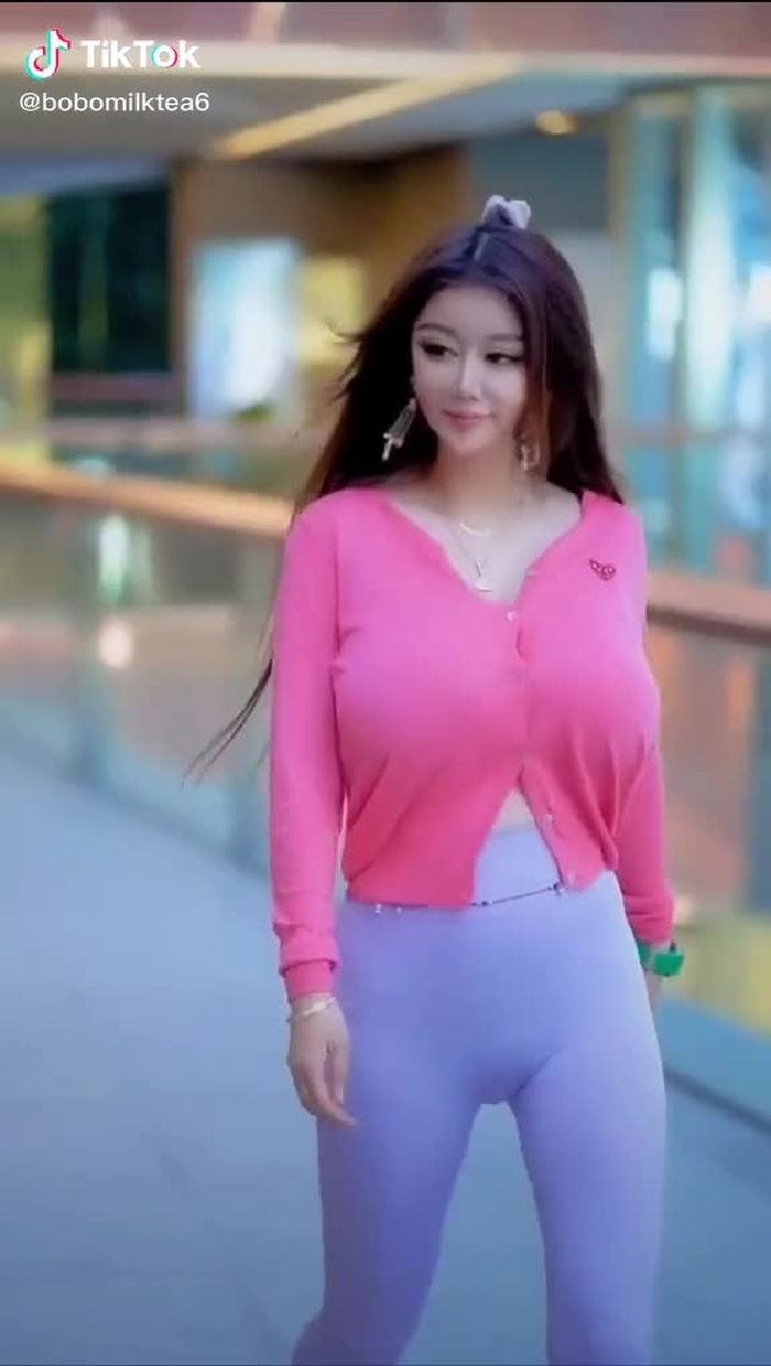 我们做着做着，花就开了。#气质女神 #好看的小姐姐 #这样的身材打几分