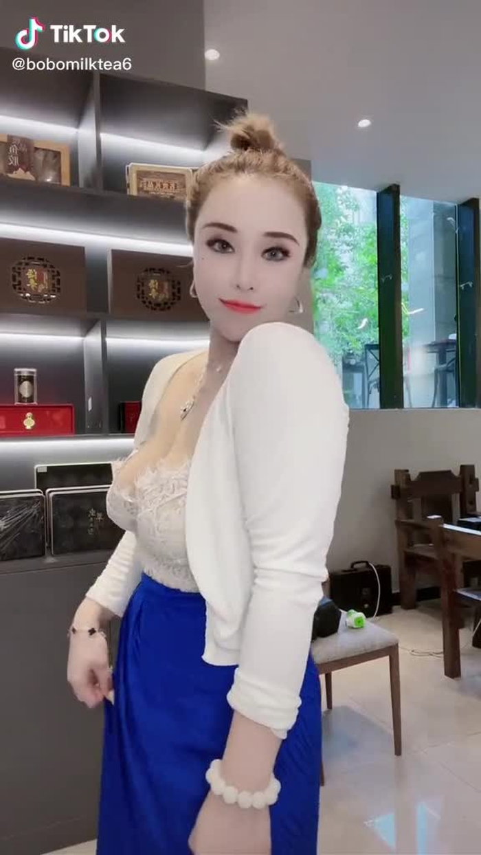 你能在我屁股下坚持多久呢？#好看的小姐姐 #这样的身材打几分