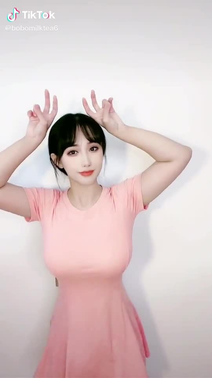 为了跳好这首歌。我跳了一早上呢，好难哦。感觉我好笨呀！