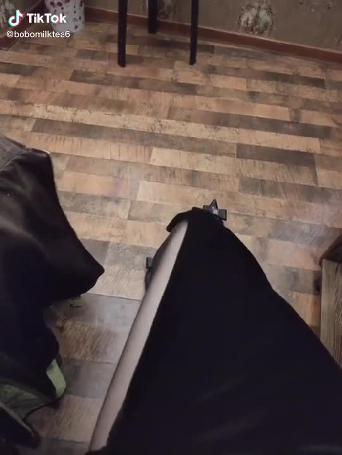 一个人在家无聊自拍一张，会有人喜欢我这样的女孩子嘛？#黑丝