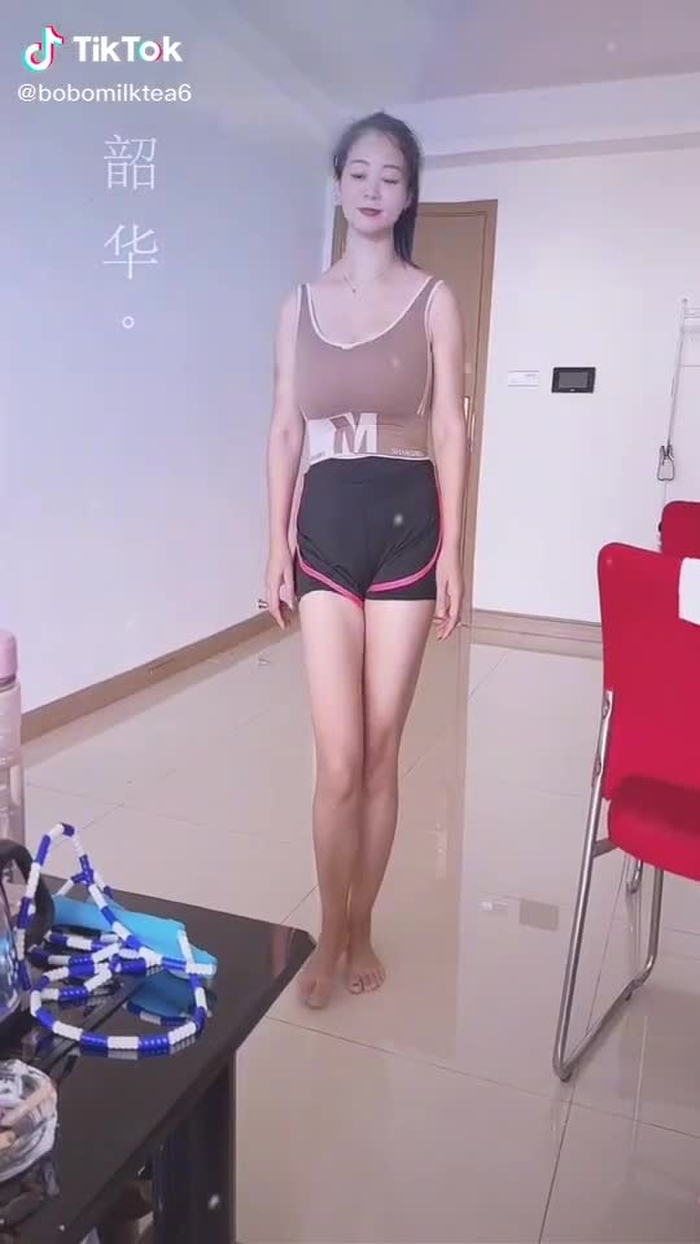 阿姨也没有什么才艺，只能给你们跳跳绳。