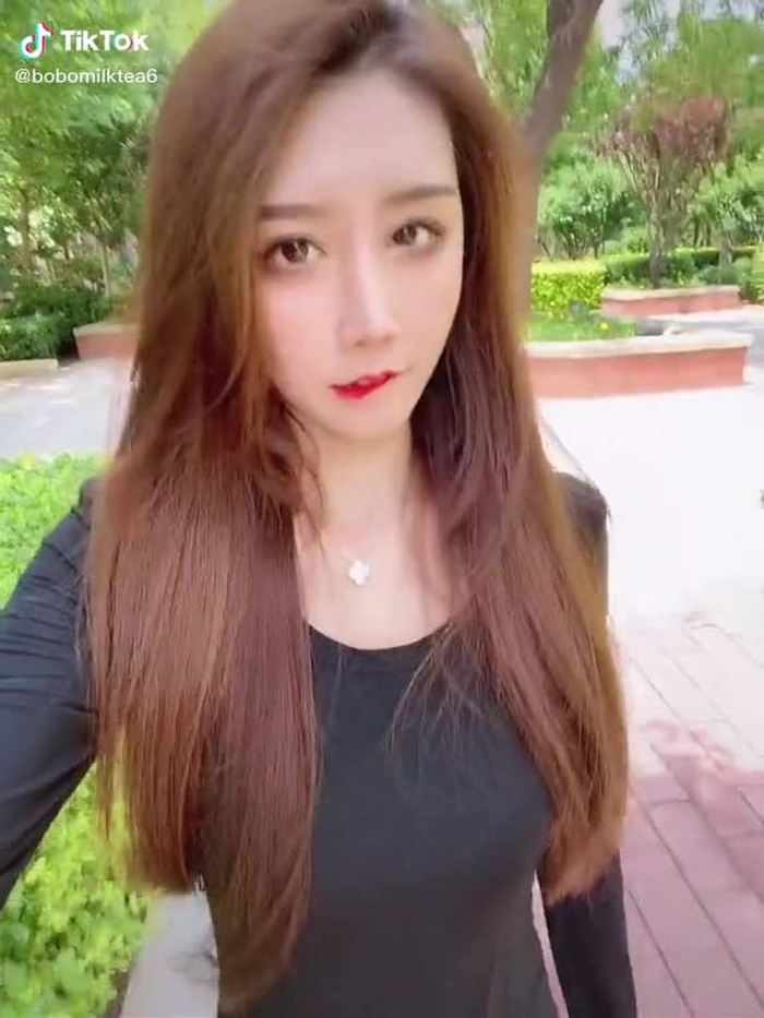 趁着没人的时候比一下#高街女帝