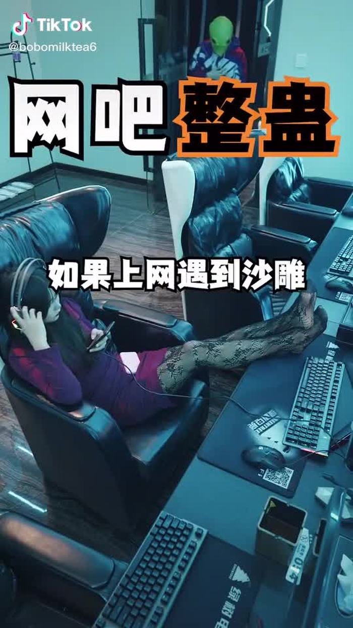 旁边黑丝妹妹笑出眼泪，男生头戴丝袜搞笑撩妹！#搞笑 #整蛊