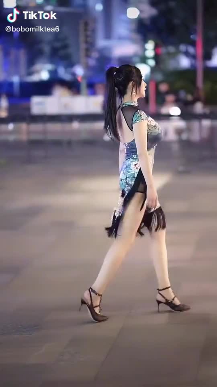 街拍#微胖女孩 #街拍 #街拍美女 #紧身衣