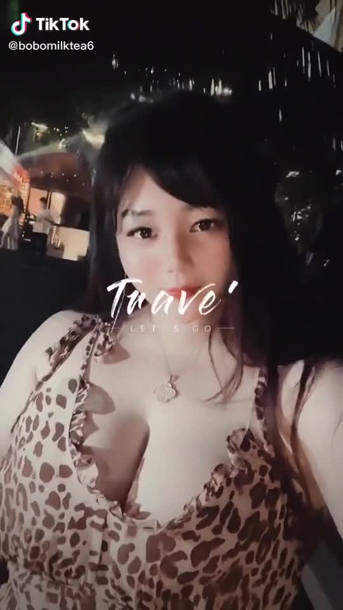 自己一个人好无聊呢#微胖女孩 #豹纹连身裙