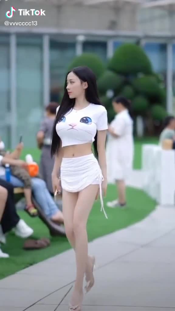 #豐滿 #豐滿美女 #fashionweek #Busty #fpy