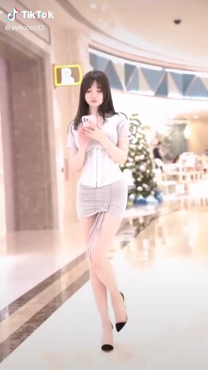 #豐滿 #街拍美女 慢慢地向你走過來，心動的感覺有了嗎？