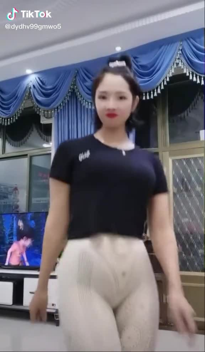 Tivi đang chiếu hoạt hình kìa . Các ae