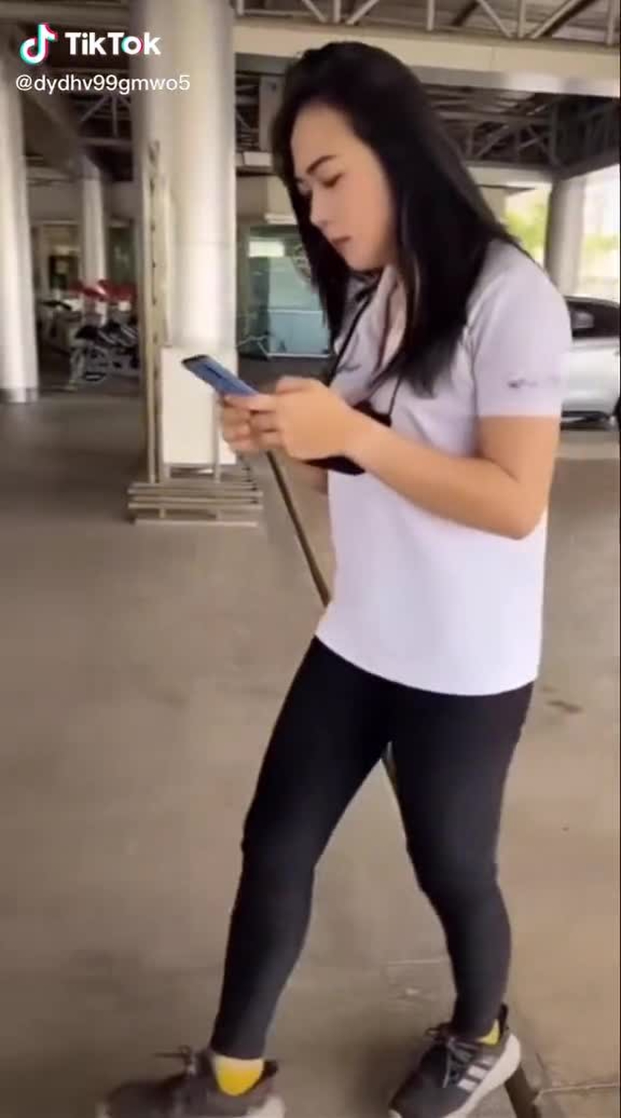 Đang đi tự nhiên cái bàn nó nhảy ra.  #gaixinh