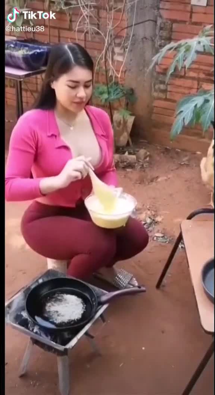 mời mn ăn bánh #gaixinh #gaixinhtiktok #xuhuongtiktok