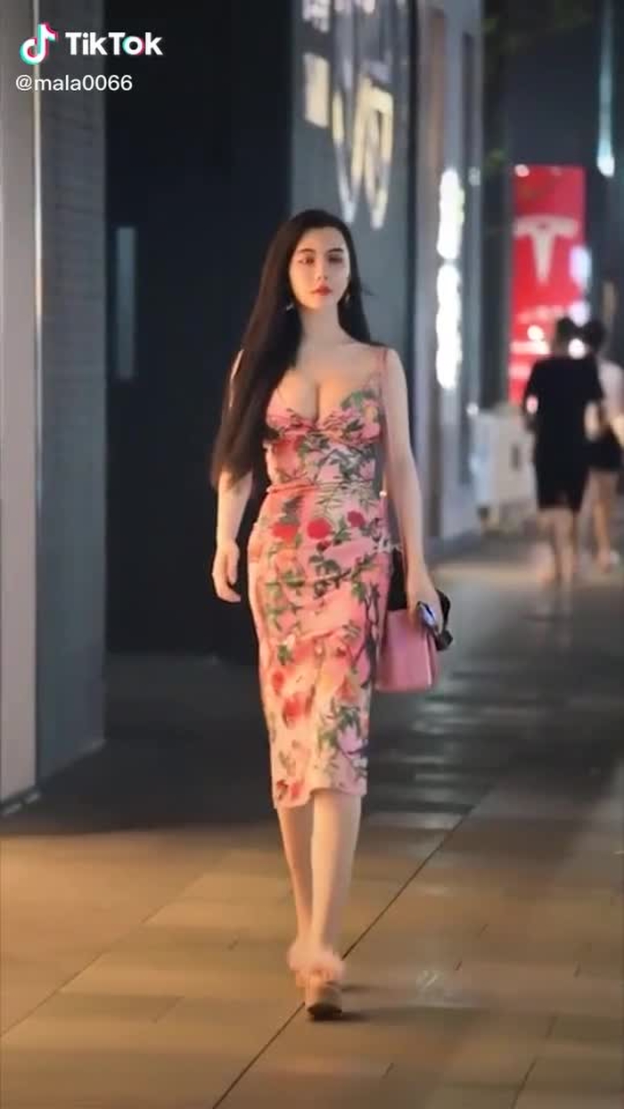 Let’s go shopping together #beautiful #girl #foryou #shopping #foryourpage #fyp