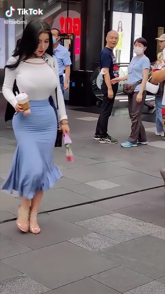 Wow 😯 #beautiful #girl #foryoupage #fyp #foryou #streetshot