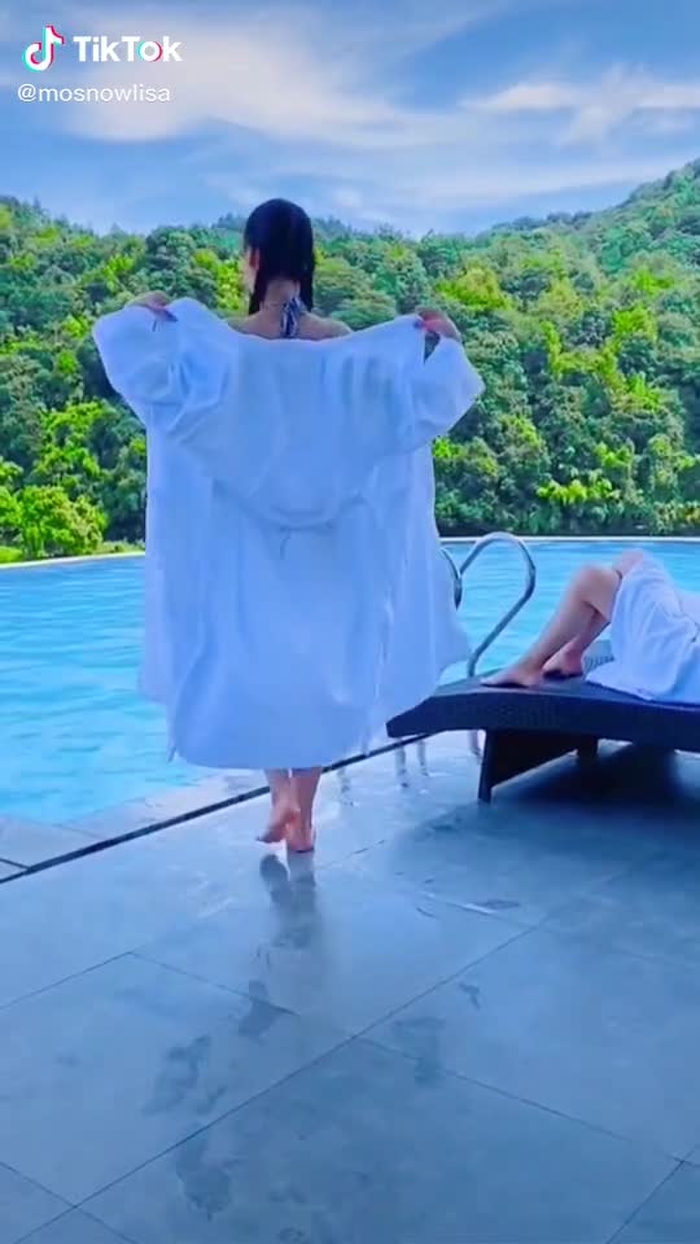 😂😂😂 she cant swim 🏊‍♂️ #showtime #streetfashion #girl #viral #fyp