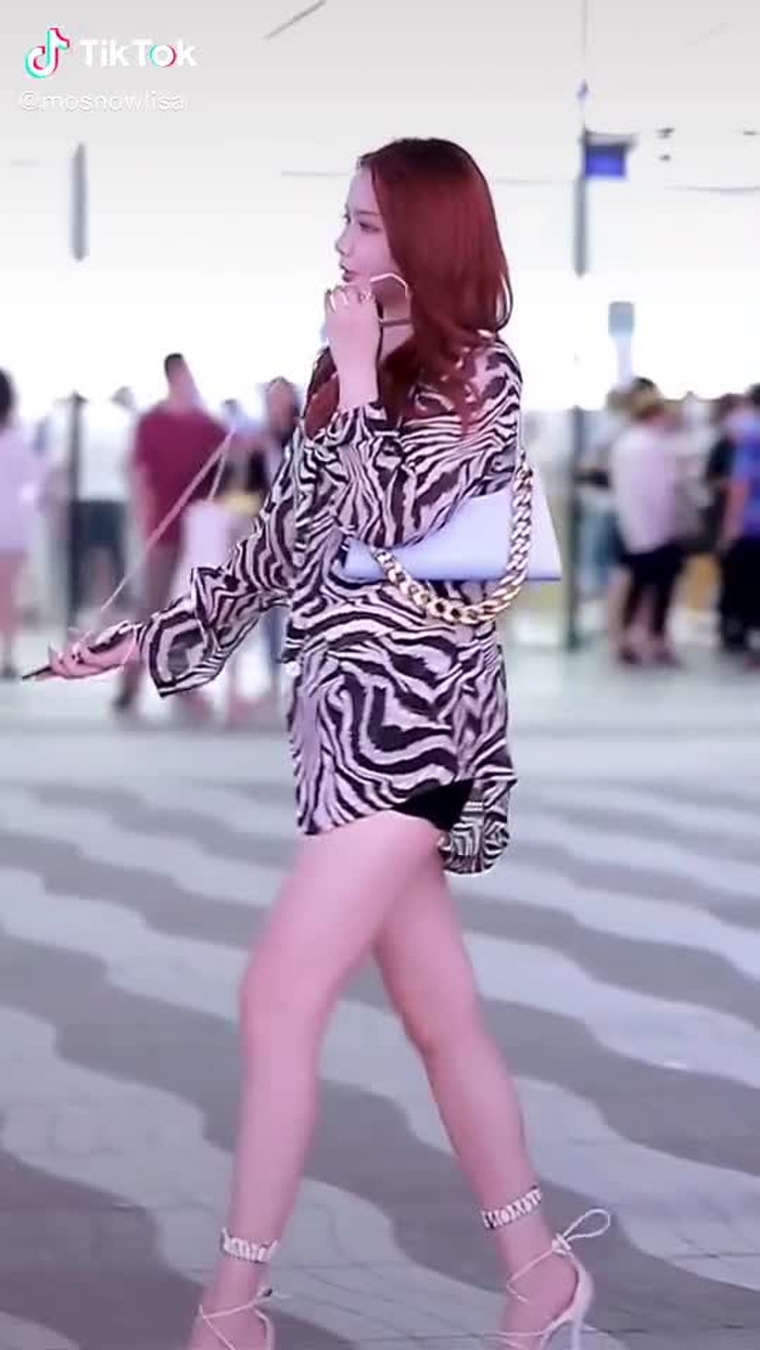 A heart that loves is always young .  #streetfashion #showtime #foryou