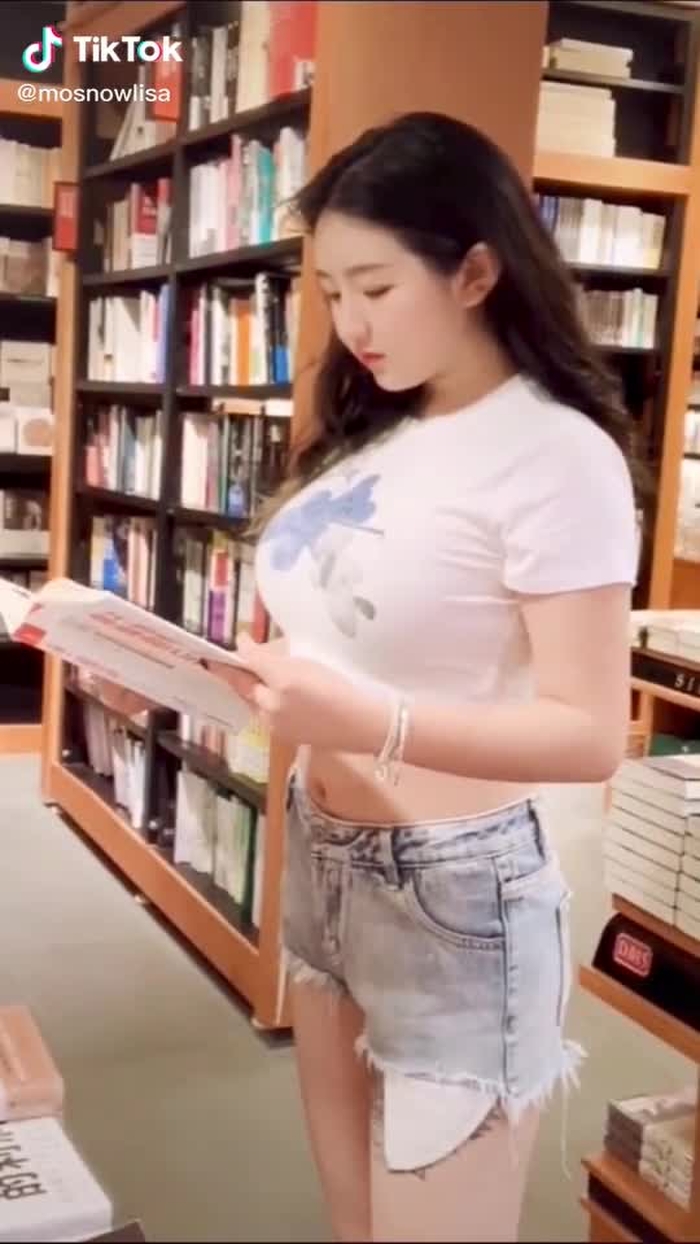 She surpassed 98% of women ,  right ?? Tell me PLZ #streetfashion #showtime #fyp