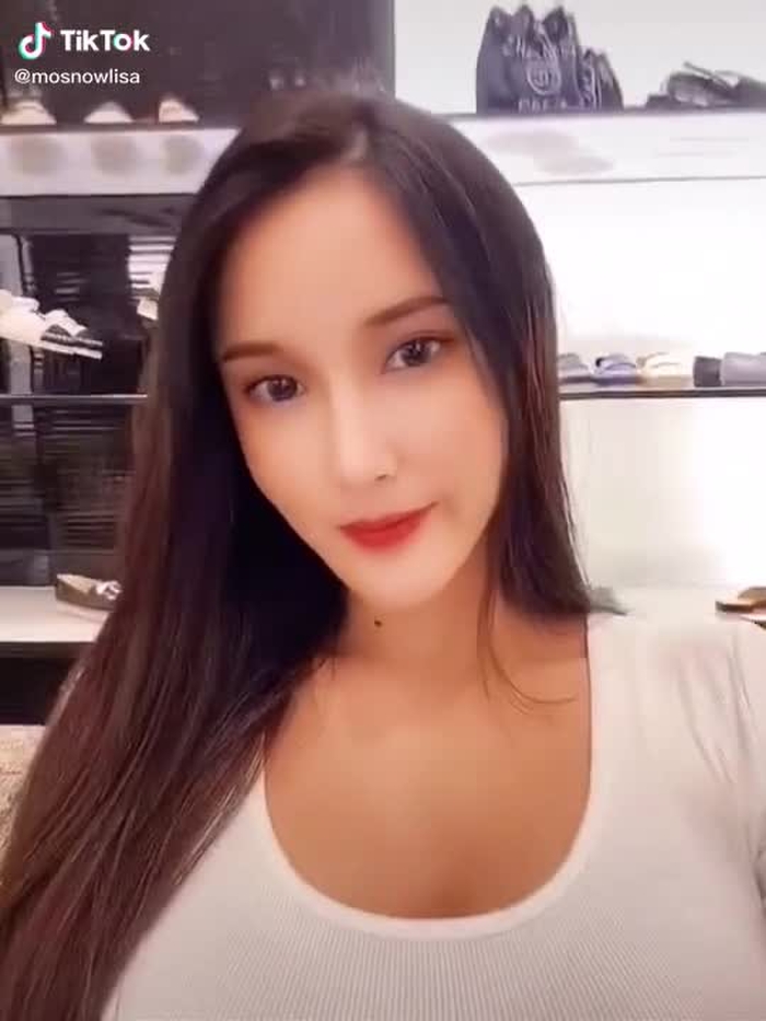 So hot ❤️ beautiful of she . Can I per her phone number in the comments section ？#streetfashion