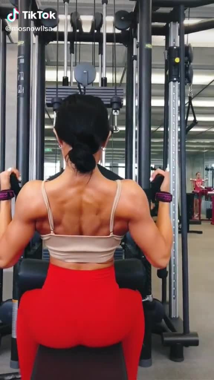 Dude she has stronger muscles than yours 🙈 😎👍#girl #beauty #sports #foryou #fyp