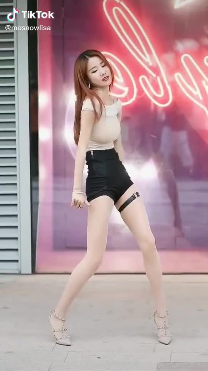 #dance #charming #hotfigure #longlegs #tallgirl #girl #beauty #foryou #fyp #tiktok
