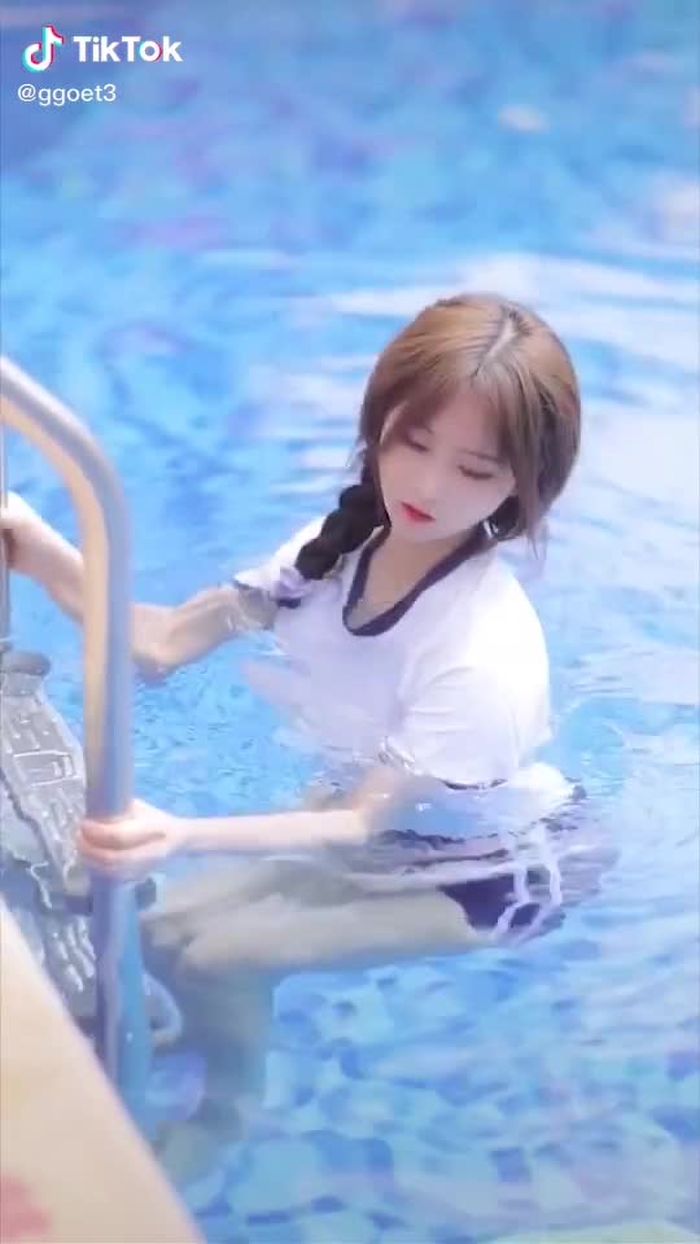 Is there a swimming coach 🥰 #girlfriend #beauty #fyp #swim #foryou