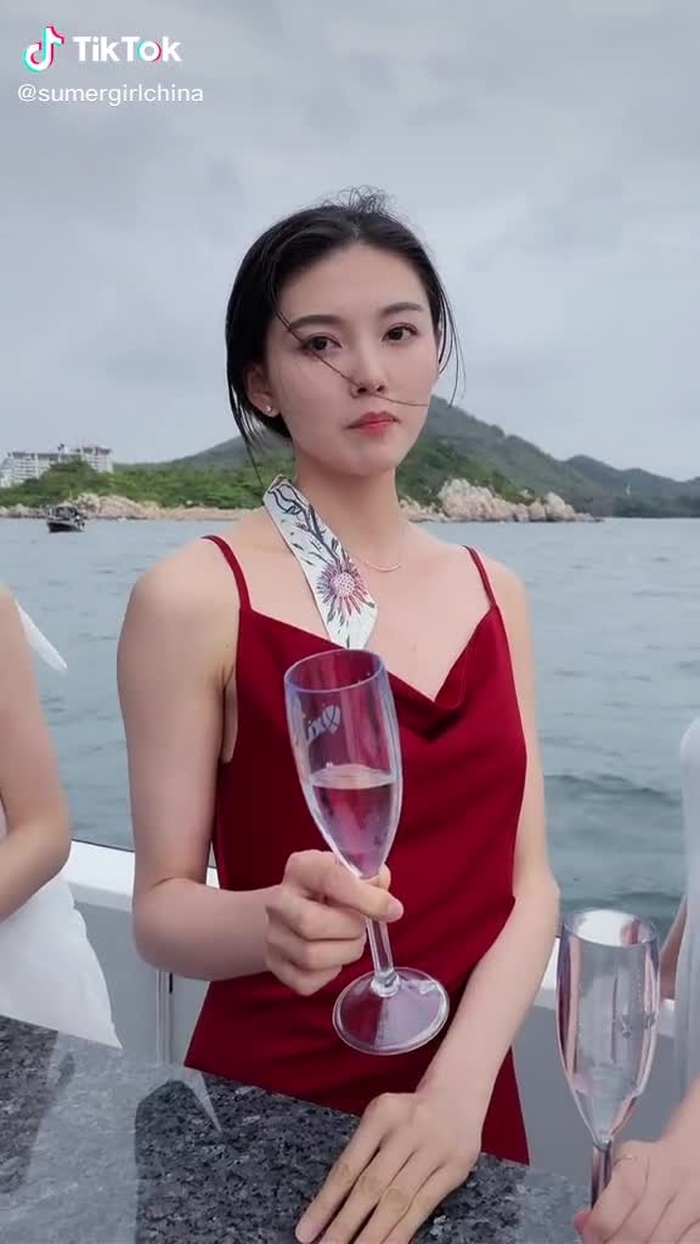 biển và những cô gái thật đẹp biết mấy #VuDieuHoiSinh #FASHIONVOYAGE #sumergirl