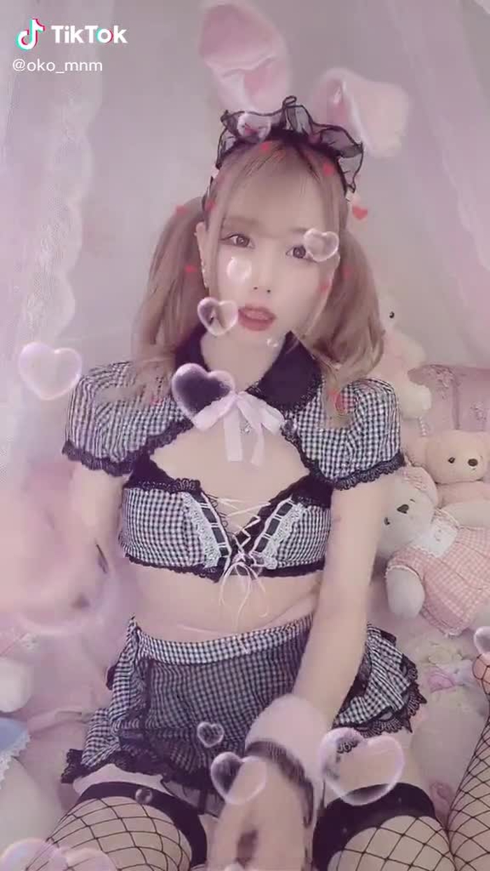 矢印３回タップってなに？🐰💭 #コスプレ #メイド #アイドル #うさ耳 #網タイツ #ツインテール #おすすめ