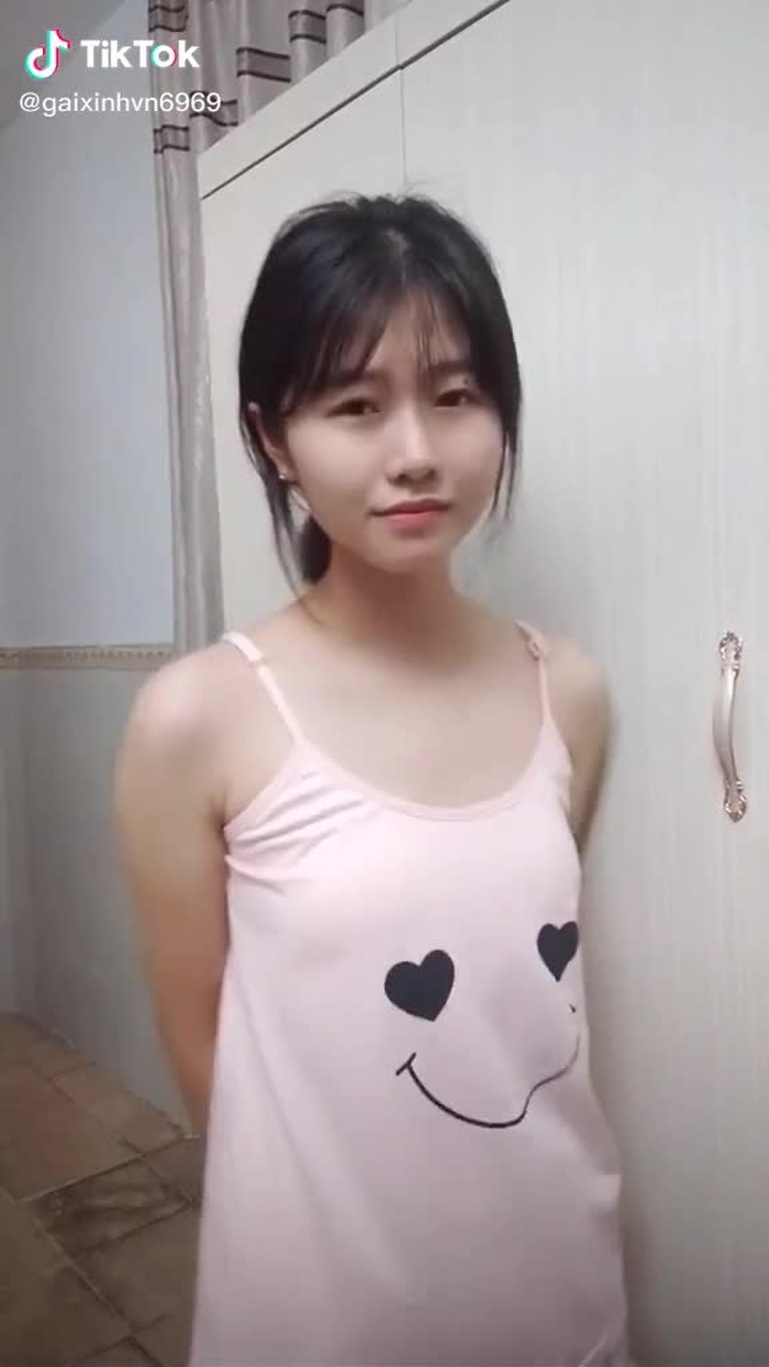 em con gái hệ bức tường chắc ko ai yêu.. 😭