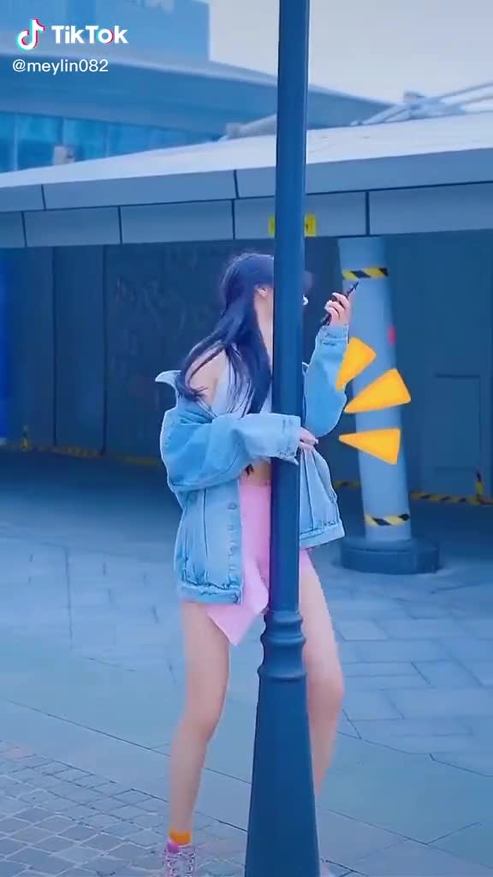 因为你不集中，你撞到了杆子，对吧？🙈#fypシ #foryou #viral2021 #为你页面 #xyzbca #whitegirls