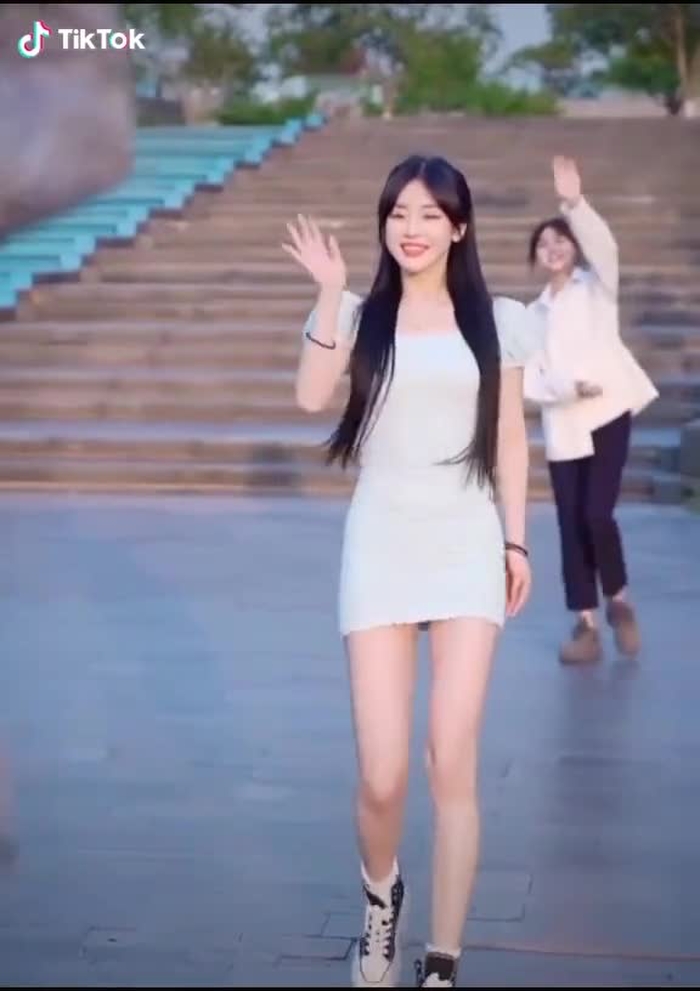 I thought I was being greeted, it turns out that the woman in the back is really confident, I'm embarrassed,hhihi,🤫🙈🙉#fypシ #chinesedrama#xyzbca