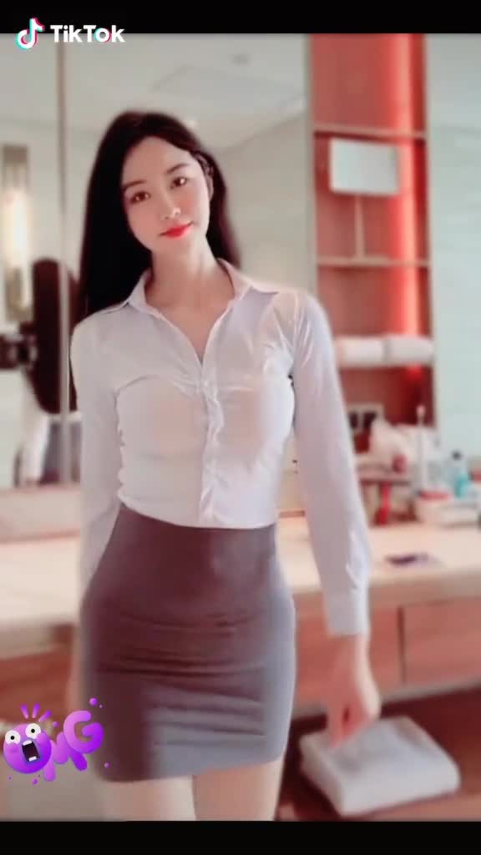 whatt do you think,🤗😍#fypシ #fypdongggggggg #whitegirl #StayColorfitAtHome #masukberanda #xyzbca #NoMoreSkinDrama #tiktokviral