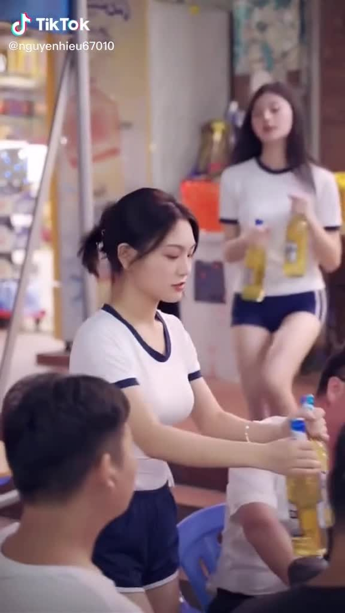 Người ta bảo sinh viên nghèo như e thì ai thèm yêu 😌 còn ai thích cô gái nghèo ko 😨 #foryoupage #fypシ #trending #xuhuong #xuhuongtiktok