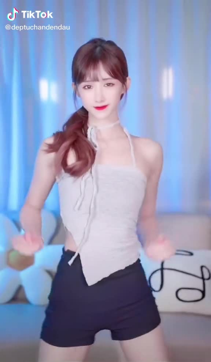 Như này đủ làm các anh xao xuyến chưa nhỉ.??☺️☺️#xuhuong #trending #gaixinh #gaixinhtiktok #fypシ #deptuchandendau #megaixinh #NuCuoiBatNgo