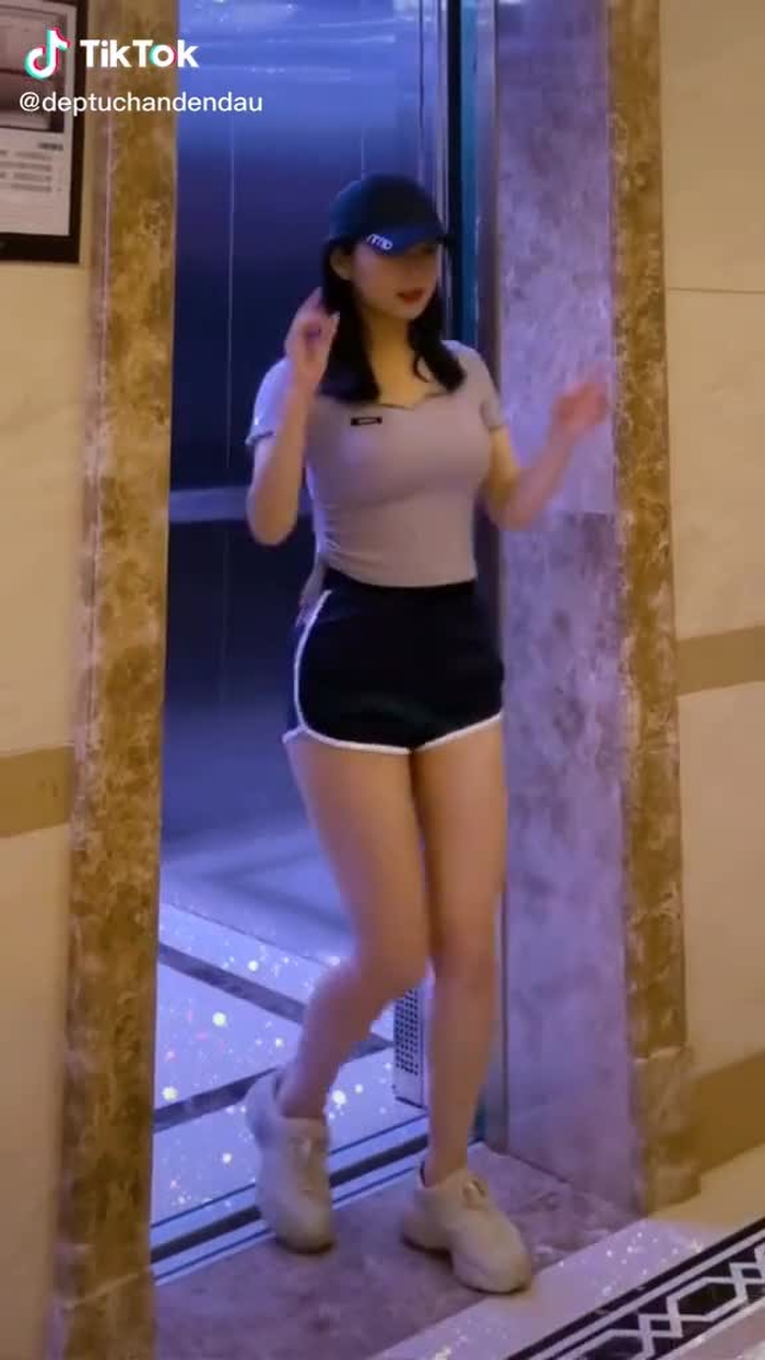 Đứng nhảy ở cầu thang thôi mà ai cũng nhìn. Ngại quáaaaaaaaaa #gaixinh #gaixinhtiktok #gaixinhvn123 #xuhuongtiktok