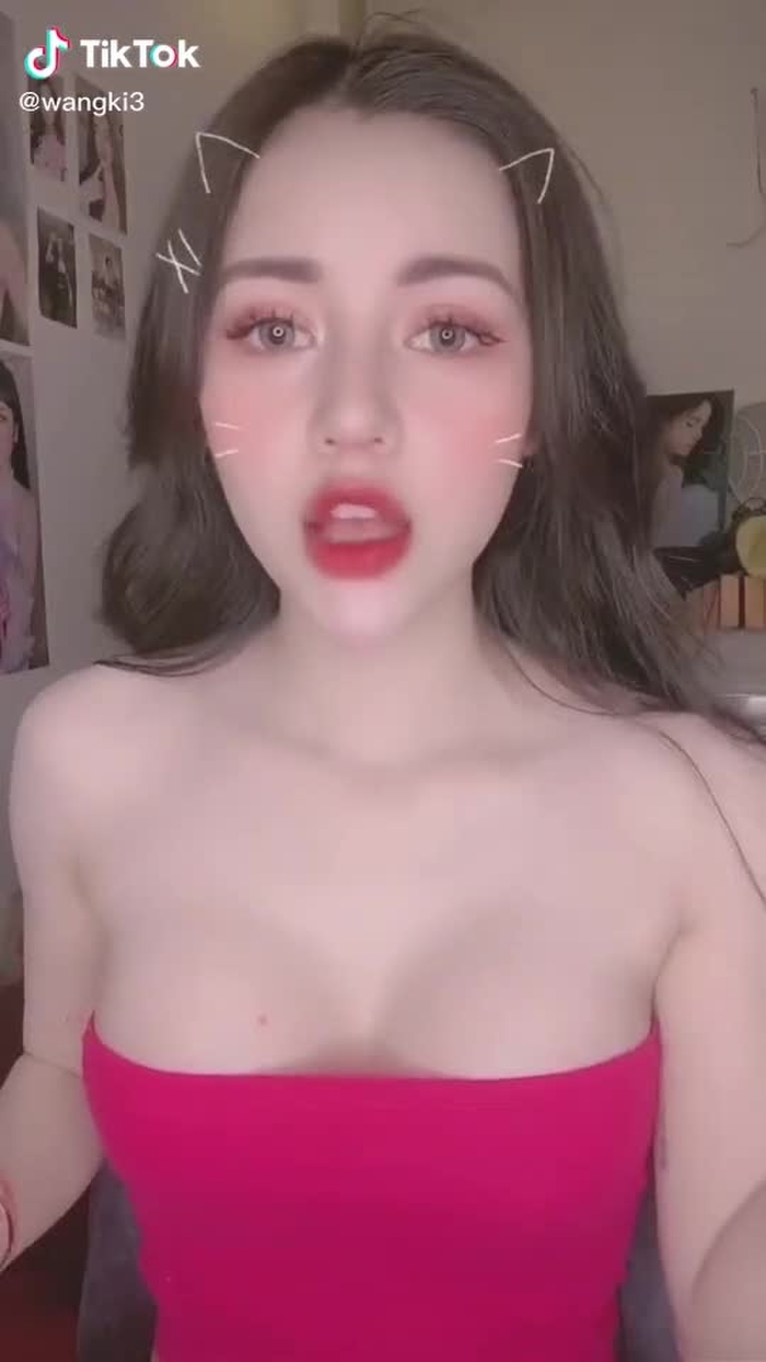Em xinh hong mọi người😘😘 #whydontwe #thuthachdemso #lunglinhnhuhoa #fyp #sugarcrash #gaixinh #TiengHetDangYeu #BatNhipCamXuc
