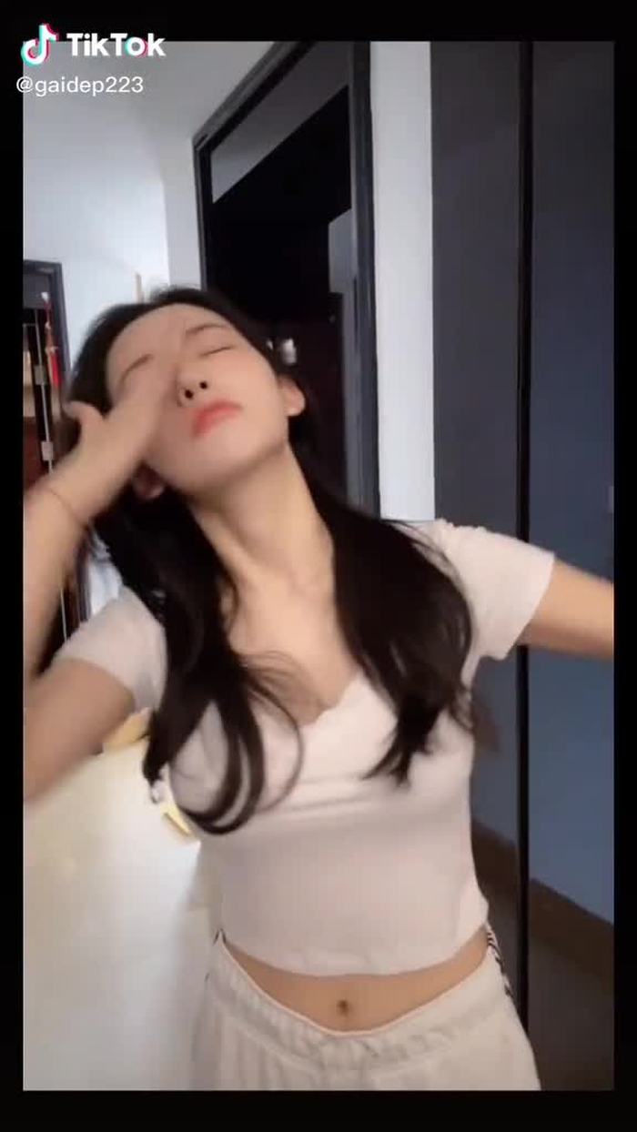 nào nào mình cùng lại đây phê pha 😂 #xuhuongtiktok #gaixinhtiktok #gaixinhkhoedang #fypシ