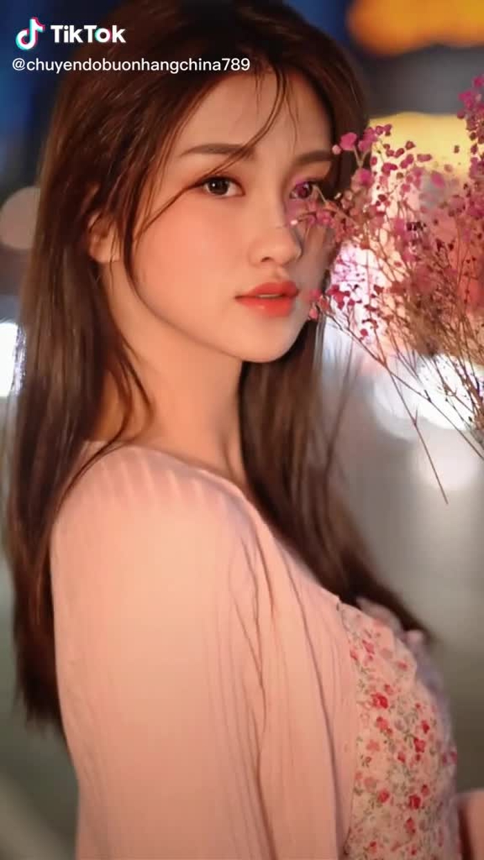 Me đơn thân thật sự rất mệt mỏi và áp lực, đi kèm với nó biết bao thiệt thòi của người đời 😢…!!! Chẳng ai muốn mình lỡ giở cả , nhưng ông trời bắt vậy thì chịu chứ biết làm sao được đây…!!!! Mẹ đơn thân chào nhau cái nào 😭….!!!!!#xuhuongtiktok #vạnkiếpsầu